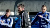 Lionel Messi mengikuti sesi latihan bersama timnas Argentina di Buenos Aires, Argentina, Rabu (23/5). Argentina mempersiapkan diri menghadapi pertandingan persahabatan melawan Haiti pada 29 Mei menjelang Piala Dunia 2018. (AP/Victor R. Caivano)