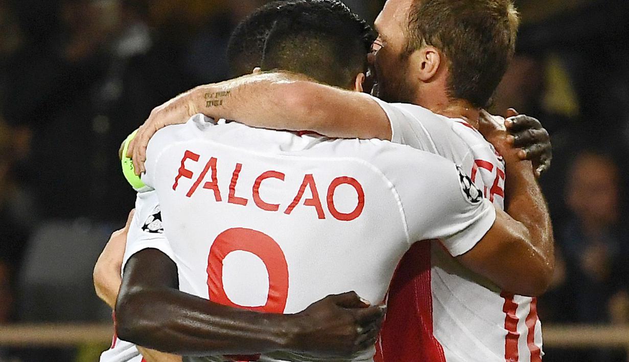 Radamel Falcao merayakan gol bersma rekannya saat melawan CSKA Moscow, Aleksei Berezutski pada laga grup E Liga Champions di Louis II Stadium, Monaco (2/11/2016). Monaco menang 3-0. (AFP/Anna-Chritine Poujoulat)