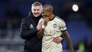 Pelatih Manchester United, Ole Gunnar Solskjaer dan Ashley Young tampak bahagia usai menaklukkan Burnley pada laga Premier League di Stadion Turf Moor, Sabtu (28/12). Burnley takluk 0-2 dari Manchester United. (AP/Martin Rickett)