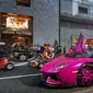 Lamborghini Aventador khusus beredar di jalanan Tokyot Jepang dengan warna pink yang mencolok. (Carscoops)