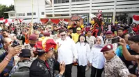 Bakal calon Bupati-Wakil Bupati Kediri Hanindhito Himawan Pramana-Dewi Mariya Ulfa mendaftar ke Komisi Pemilihan Umum (KPU). Diantar ribuan masa.