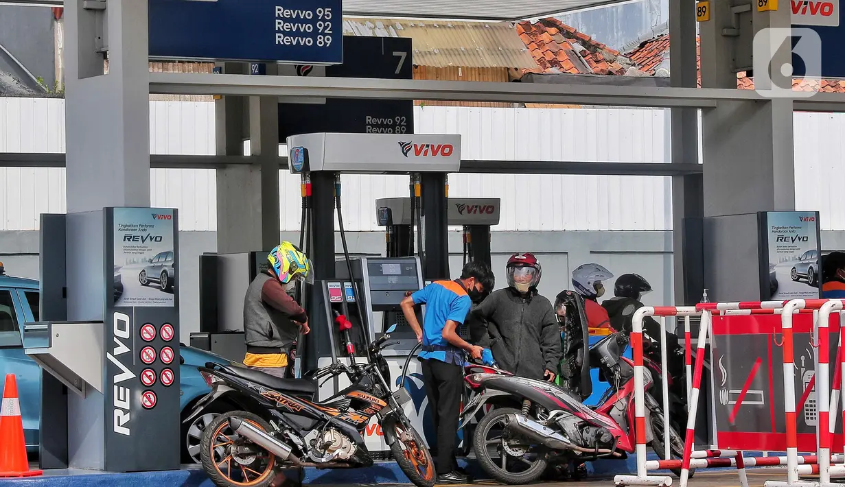 Sejumlah pengendara melakukan pengisian bahan bakar di SPBU Vivo di kawasan Jakarta, Minggu (4/9/2022). Dirjen Migas Kementerian Energi dan Sumber Daya Mineral (ESDM) mengatakan pihak Vivo akan segera menyesuaikan harga BBM murah di Indonesia. Sebelumya Vivo menjual  bahan bakar jenis Ron-89 dengan harga dibawah pertalite namun itu hanya untuk menghabiskan stok bahan bakar tersebut. (Liputan6.com/Angga Yuniar)