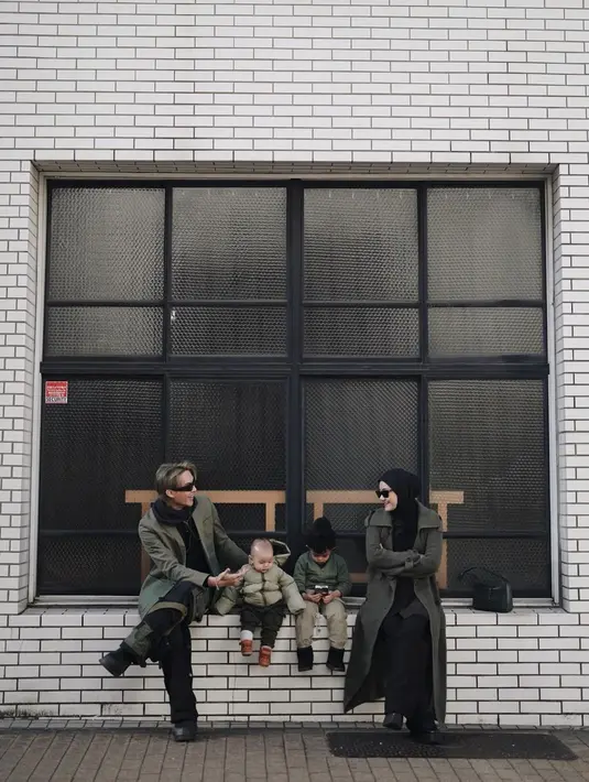 Liburan bersama Dinda Hauw dan Rey Mbayang tampil serasi bak pasangan drakor dengan serba hitam [@dindahw]