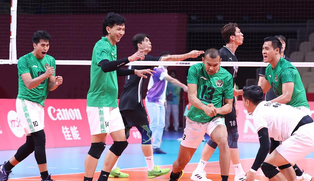 Selebrasi para pemain Timnas bola voli putra Indonesia setelah Hernanda Zulfi (tengah) mencetak poin saat menghadapi Korea Selatan pada laga perebutan peringkat 7-8 Asian Games 2022 di LSC Gymnasium, Hangzhou, China, Selasa (26/9/2023) siang WIB. (AVCVolley)