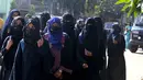 Sejumlah siswi berjalan di luar kampus mereka di Udupi, India (7/2/2022). Sejumlah sekolah di negara bagian Karnataka di India melarang para siswi memakai hijab di dalam kelas. Kasus itu menjadi sorotan di India dan para siswi berdemo di depan sekolah. (AP Photo)