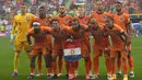 Para pemain starting XI Timnas Belanda berfoto bersama jelang laga semifinal Euro 2024 menghadapi Timnas Inggris di Westfalenstadion, Dortmund, Jerman, Rabu (10/7/2024). (AP Photo/Frank Augstein)