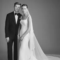 Eve Jobs tampil menawan dalam balutan gaun Givenchy.