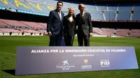 Penyanyi Kolombia, Shakira berfoto bersama Direktur Yayasan La Caixa, Xavier Bertolin dan Wakil Presiden Barcelona FC, Jordi Cardoner dalam acara amal dengan Barcelona FC di Stadion Camp Nou, Barcelona di Spanyol, Selasa (28/3).( PAU BARRENA/AFP)