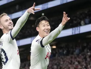 Pemain Tottenham Hotspur, Son Heung-min dan James Maddison merayakan gol ke gawang Fulham pada laga Liga Inggris di Stadion Tottenham Hotspur, Selasa (24/10/2023). (AP Photo/Kin Cheung)