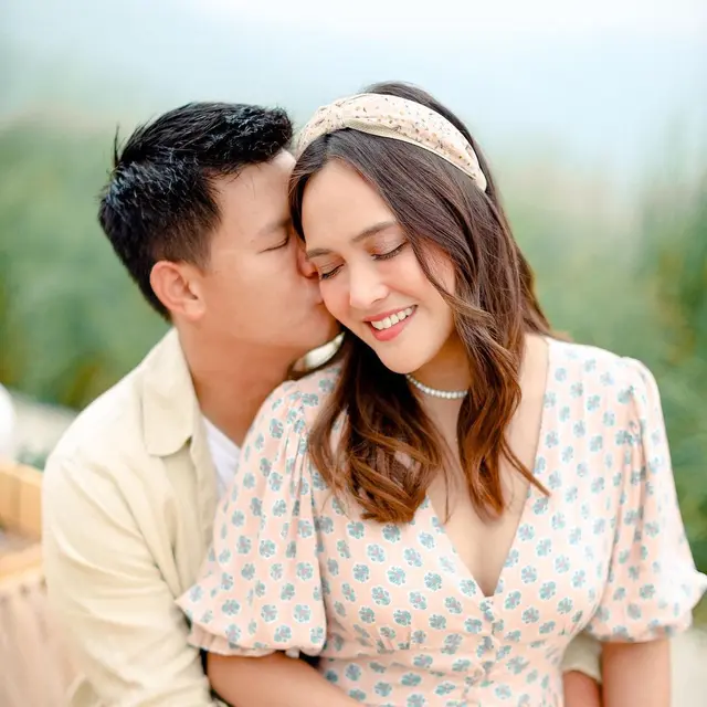 Dikabarkan Cerai, Ini 7 Potret Mesra Shandy Aulia dan David Herbowo