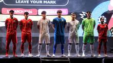 Sejumlah pemain Timnas sepak bola dan Timnas futsal Indonesia berpose dengan mengenakan jersey terbaru pabrikan aparel Kelme dalam acara Leave Your Mark Fest 2026 di Plaza Utara Stadion Utama Gelora Bung Karno, SUGBK, Senayan, Jakarta, Kamis (12/03/2026) malam WIB. (Bola.com/Bagaskara Lazuardi)