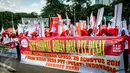 Massa membentangkan spanduk ketika berunjuk rasa di depan Istana Negara, Selasa (20/9). Forum Bidan Desa Pegawai Tidak Tetap (PTT) Indonesia menuntut pemerintah segera mengumumkan seleksi pengangkatan bidan PTT menjadi PNS. (Liputan6.com/Faizal Fanani)