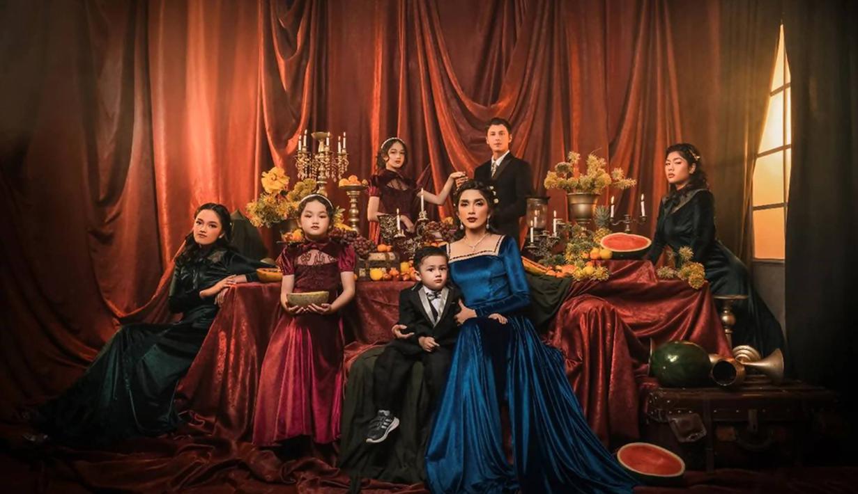 Sebagai keluarga selebriti, kehidupan rumah tangga Ussy Sulistiawaty dan Andhika Pratama memang selalu tampil harmonis. Sejak menikah tahun 2012, keduanya kini semakin bahagia dengan kelima buah hatinya. Apalagi buah hatinya saat ini sudah semakin besar dan banyak yang beranjak remaja. (Liputan6.com/IG/@ussypratama)