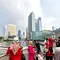 Warga menunggu kedatangan demonstran. (Antara)