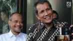 Deputi Pencegahan KPK Pahala Nainggolan (kanan) bersama Ketua Pansus Hak Angket DPRD Sulawesi Selatan Kadir Halid usai menggelar pertemuan di Gedung KPK, Jakarta, Kamis (8/8/2019). Kadir berkonsultasi dengan KPK terkait pengangkatan dan pelantikan 193 pejabat Sulsel. (merdeka.com/Dwi Narwoko)