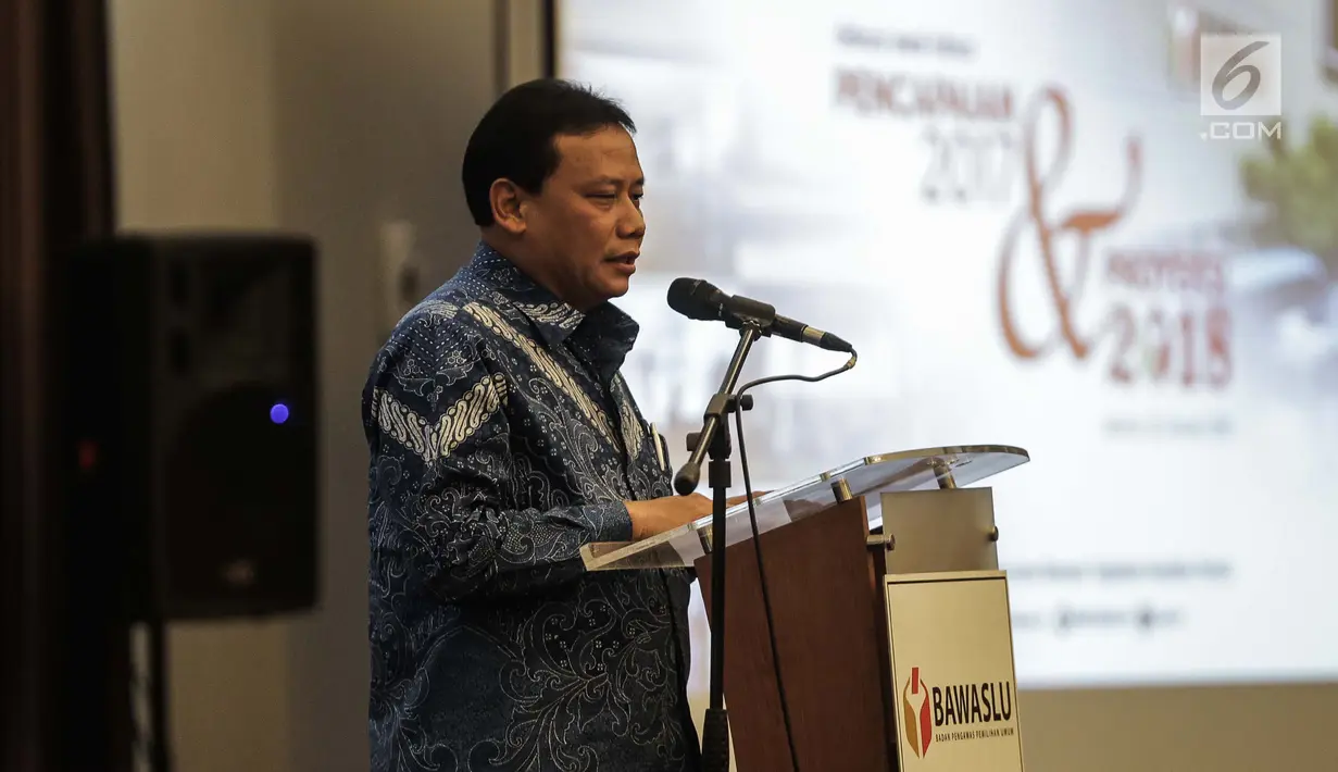 Ketua Bawaslu Abhan memberi sambutan dalam acara diskusi awal tahun bertajuk "Pencapaian 2017 dan Proyeksi 2018" di Jakarta, Kamis (25/1). Sebanyak 65 ditemukan sebagai pelanggaran kode etik dan 156 perundang-undangan. (Liputan6.com/Faizal Fanani)
