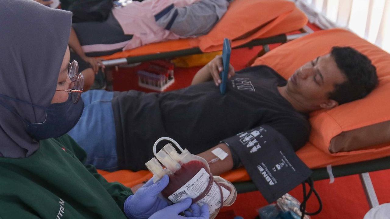 Warga mendonorkan darahnya saat peringatan Hari Donor Darah Sedunia di Jakarta, Minggu (14/7/2024). Peringatan tersebut mengangkat tema 'Merayakan 20 Tahun Memberi: Terima Kasih Pendonor Darah'. Foto: Liputan6.com/Herman Zakharia