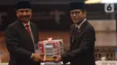 Menteri Pariwisata dan Ekonomi Kreatif, Wishnutama Kusbandio menerima buka dari pejabat lama Arief Yahya saat serah terima jabatan di Gedung Kemenpar, Jakarta, Rabu (23/10/2019). Presiden Jokowi melantik Wishnutama menjadi Menparekraf dalam jajaran Kabinet Indonesia Maju. (merdeka.com/Imam Buhori)