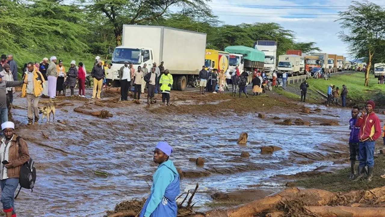 Masyarakat berkumpul di jalan utama di Desa Kamuchiri, Mai Mahiu, Nakuru County, Kenya, Senin (29/4/2024), pasca banjir bandang.