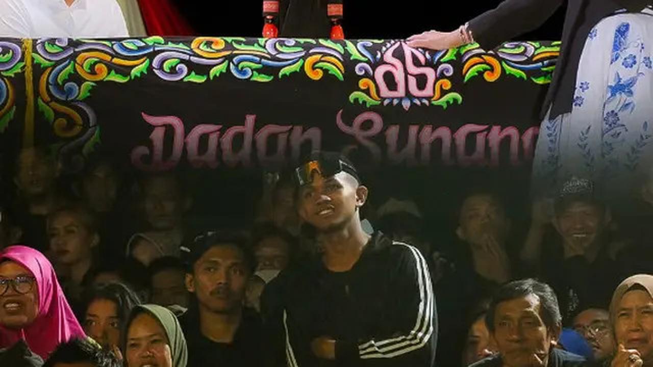 Foto Luna Maya Nonton Wayang di Hari Jadi Purwakarta, Tampil Memukau