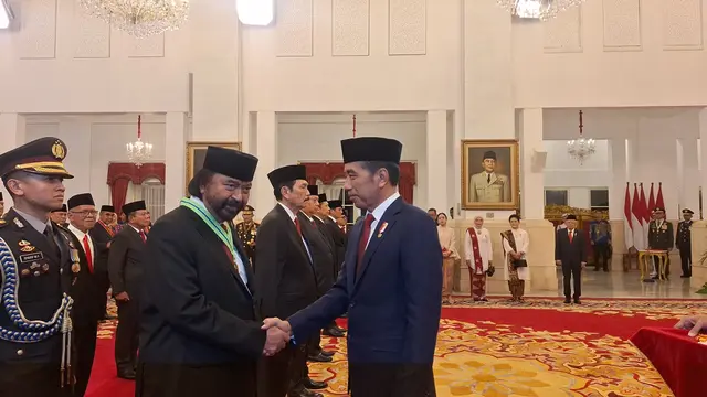 Presiden Joko Widodo atau Jokowi memberikan anugerah tanda kehormatan kepada sejumlah tokoh di Istana Negara Jakarta, Rabu (16/8/2024)