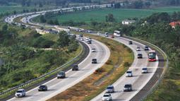Tol Cikopo-Palimanan atau Cipali ini memang dikenal sebagai tol yang memiliki rute sangat panjang. Dibalik jalanan lurus dan panjang serta konturnya yang bumpy, Tol Cipali berhasil menyuguhkan pemandangan yang beragam. Mulai dari hutan, perkebunan, persawahan, pedesaan, hingga garis pantai disuguhkan di sisi jalan tol ini. (Source: artikel.rumah123.com)