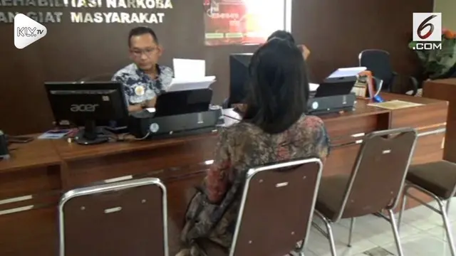 Seorang karyawati nyaris diperkosa rekannya sendiri di hotel setelah dibujuk dan dibohongi.