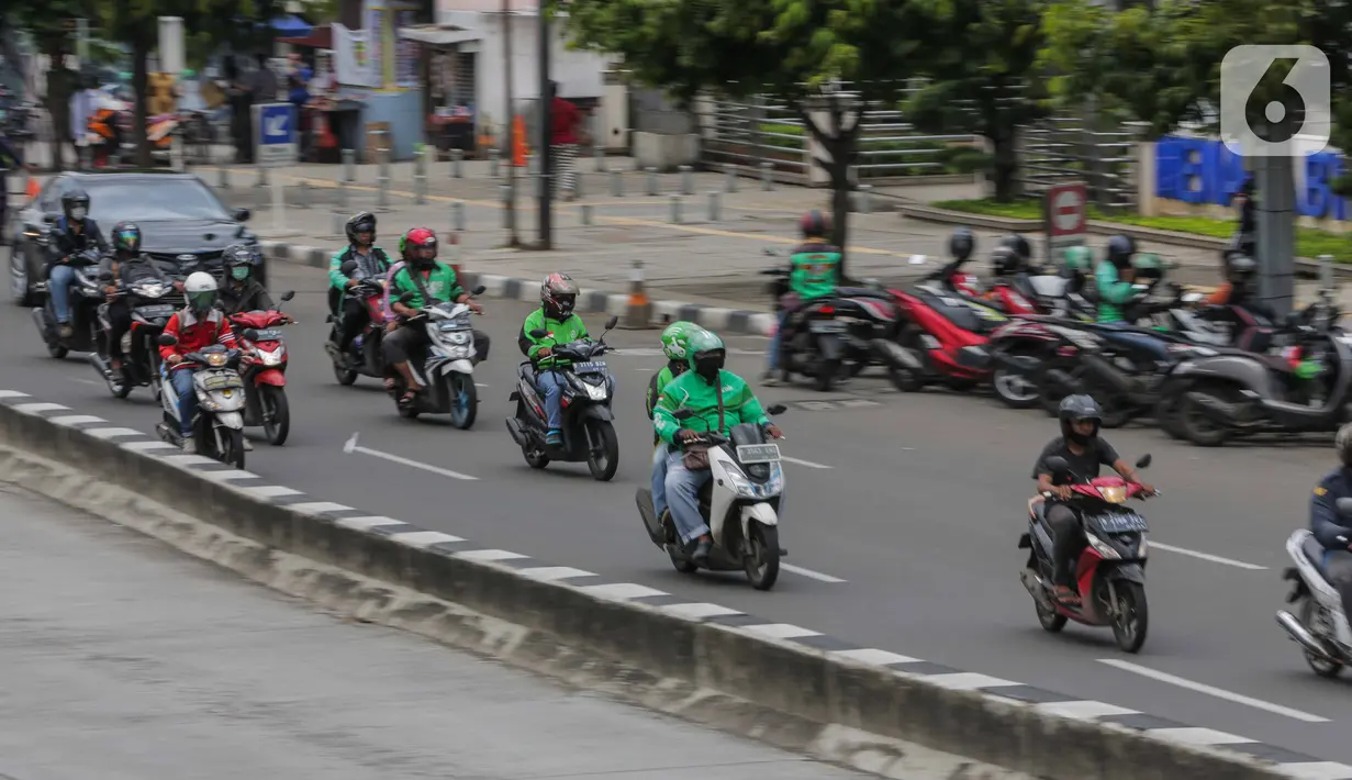 Sejumlah pengemudi ojek online membawa penumpang melintas di kawasan Harmoni, Jakarta, Selasa (7/4/2020). Selama pemberlakuan Pembatasan Sosial Berskala Besar (PSBB), layanan ojek online (ojol) akan dilarang mengangkut penumpang dan hanya dibolehkan untuk antar barang. (Liputan6.com/Faizal Fanani)