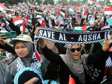 Massa dari Koalisi Indonesia Bela Baitul Maqdis (KIBBM) melakukan Aksi Bela Palestina di Masjid Al Azhar, Jakarta Selatan, Minggu (15/10/2023). Aksi yang diikuti oleh ribuan warga ini juga memberikan dukungan dana kepada warga Palestina. (merdeka.com/Arie Basuki)