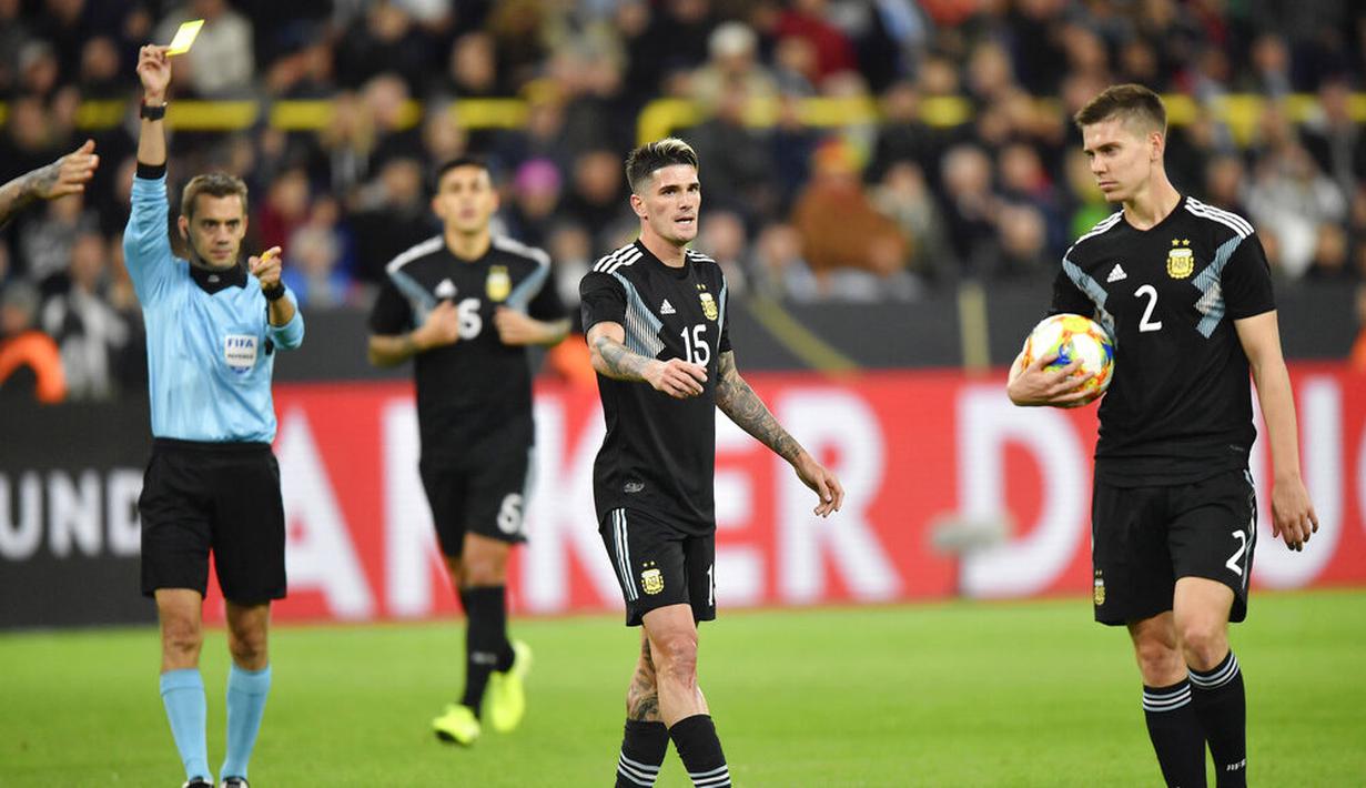 Pemain Argentina, Rodrigo De Paul, mendapat kartu kuning saat melawan Jerman pada laga persahabatan di Stadion Signal Iduna Park, Rabu (9/10). Kedua tim bermain imbang 2-2. (AP/Martin Meissner)