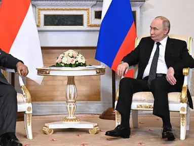 Dalam foto yang disebarkan oleh kantor berita Rusia Sputnik ini memperlihatkan Presiden Republik Indonesia Prabowo Subianto (kiri) berbincang dengan Presiden Rusia Vladimir Putin di Saint Peterburg pada 19 Juni 2025. (Sergei BOBYLYOV/POOL/AFP)