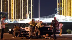Petugas Las Vegas berjaga di luar lapangan festival musik Route 91 Harvest country setelah seorang penembak melakukan aksinya di Las Vegas, Nevada (1/10). Dikabarkan beberapa orang termasuk seorang polisi terkena tembakan. (David Becker/Getty Images/AFP)