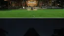 (Kombinasi) Perpaduan foto ini menunjukkan Balai Kota yang diterangi sebelum (atas) dan sesudah (bawah) lampu dipadamkan untuk menandai kampanye lingkungan Earth Hour di Solo pada 25 Maret 2023. (Photo by DIKA / AFP)