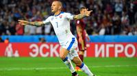 Gelandang tim nasional Slovakia, Vladimir Weiss, saat merayakan gol ke gawang Rusia pada pertandingan Grup B Piala Eropa 2016, di Stade Pierre-Mauroy, Lille, Rabu (15/6/2016). (AFP/Joe Klamar). 
