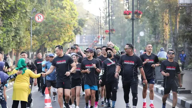 Ketua Umum Partai Demokrat Agus Harimurti Yudhoyono (AHY) olahraga di kawasan Car Free Day (CFD) Bandung, Jawa Barat, Minggu (6/8/2023).