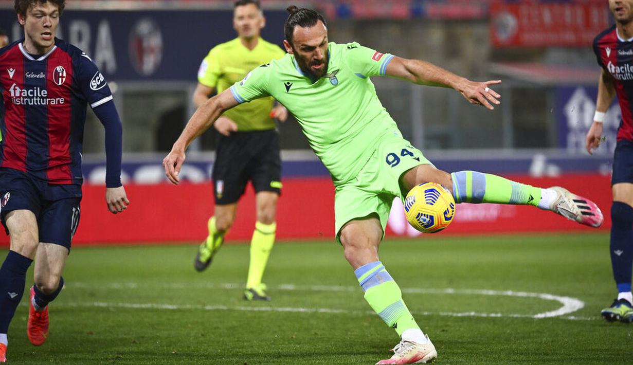 Pemain Lazio, Vedat Muriqi, melepaskan tendangan saat melawan Bologna pada laga Liga Italia di Stadion Renato Dall’Ara, Minggu (28/2/2021). Lazio takluk dengan skor 2-0. (Massimo Paolone/LaPresse via AP)