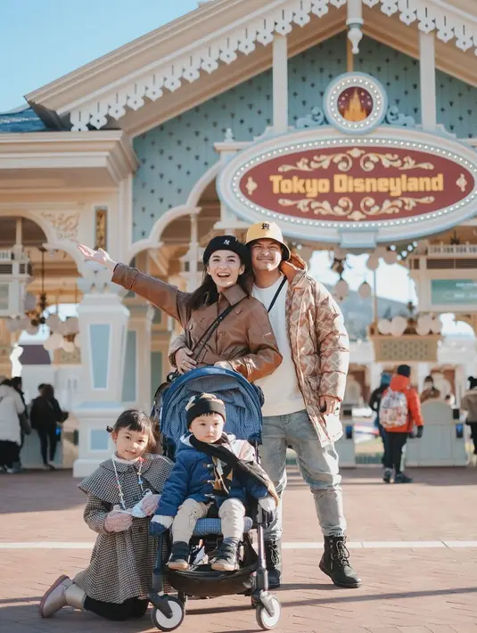Kenang momen pertama kencan, Chelsea Olivia ungkap jika Disneyland punya tempat tersendiri di hatinya dan Glenn. 16 tahun lalu kencan berdua, kini Chelsea dan Glenn ajak buah hatinya liburan ke Disneyland. Pertama kencan berkunjung ke Disneyland Hongkong, kini pasangan yang sudah 7 tahun menikah ini ajak Nastusha dan Dante ke Disneyland Tokyo, Jepang. (Liputan6.com/IG/@chelseaoliviaa)