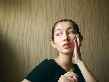 Devina Aureel sering mengunggah potretnya tanpa makeup. Gayanya santai dengan busana kasual tetap membuatnya tak kehilangan pesona. (Liputan6.com/IG/@devinaureel)