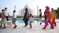 Sejumlah wisatawan mengunjungi Taj Mahal setelah dibuka kembali untuk pengunjung di Agra, Rabu (16/6/2021). Taj Mahal, yang terkenal sebagai ikonik India telah dibuka kembali untuk umum, ketika negara itu mulai melonggarkan pembatasan Covid-19. (Money SHARMA/AFP)
