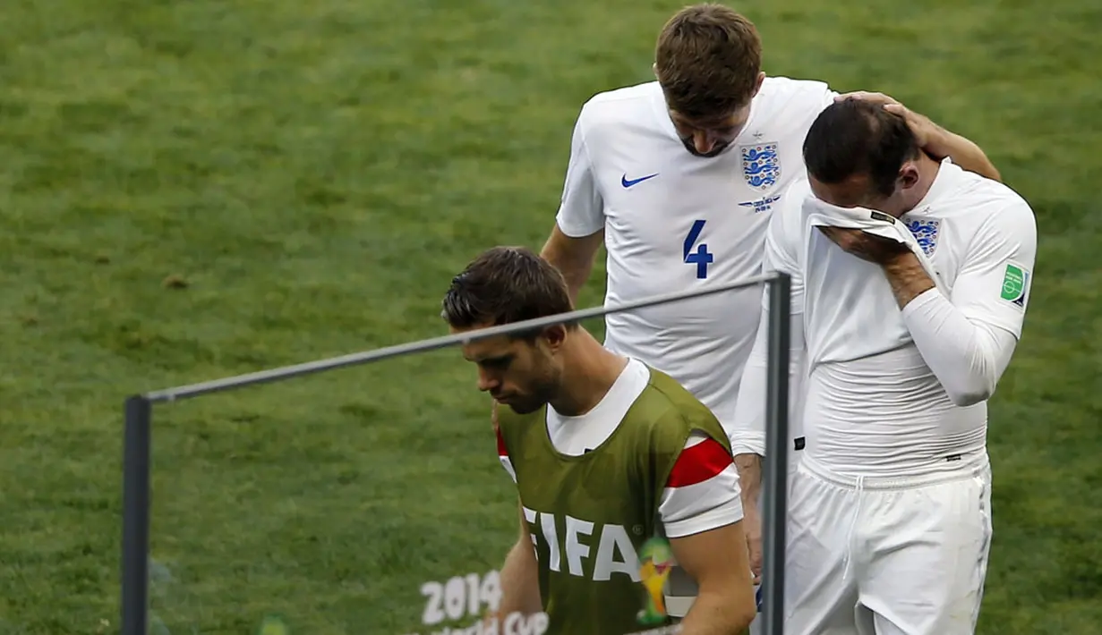 Wayne Rooney (10) tertunduk dan menutupi wajahnya usai bermain imbang kontra Kosta Rika 0-0 di laga penutup penyisihan Piala Dunia 2014 Grup D di Stadion Mineirao, Belo Horizonte, Brasil, (24/6/2014). (REUTERS/Leonhard Foeger)