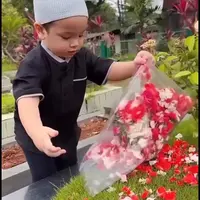 Bikin sedih banyak netizen, berikut momen Gala Sky saat nyekar ke makam orangtua, Vanessa Angel dan Bibi Ardiansyah. Bocah yang berusia tiga tahun itu ditemani oleh tantenya, Fuji. Berikut beberapa potretnya. [TikTok/dianaalstri22]