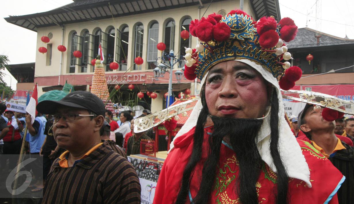 Seorang warga berpakaian ala adat Tiongkok saat perayaan Grebeg Sudiro, Pasar Gede Solo, Minggu (31/1/2016).Grebeg Sudiro di selenggarakan untuk menyambut tahun baru Imlek. (Foto: Boy Harjanto)