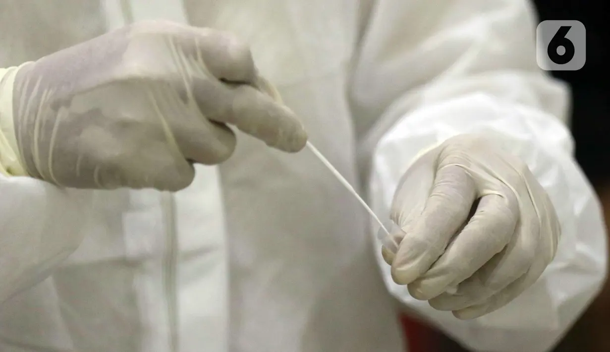 Petugas medis melaksanakan proses rapid test antigen pada salah satu pewarta di ruang wartawan Gedung KPK, Jakarta, Senin (16/11/2020). Rapid Test Antigen dilakukan untuk mendeteksi keberadaan virus SARS-CoV-2 penyebab Covid-19. (Liputan6.com/Helmi Fithriansyah)