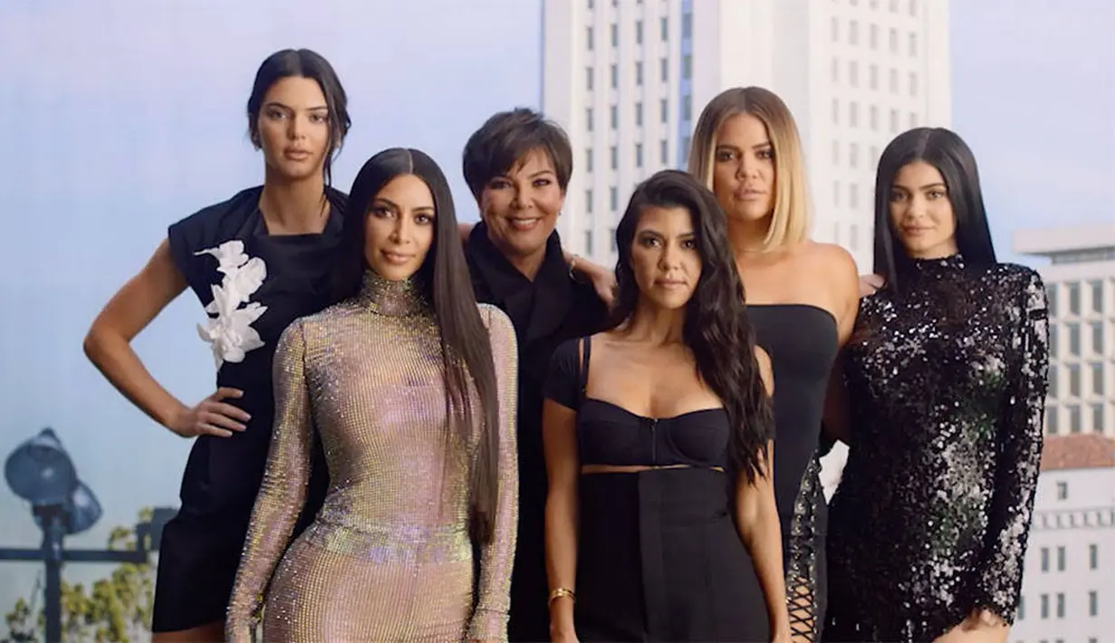 Dilansir dari Cosmopolitan, keluarga Khloe tidak senang dengan keputusan yang dibuat tersebut. (KUWTK)