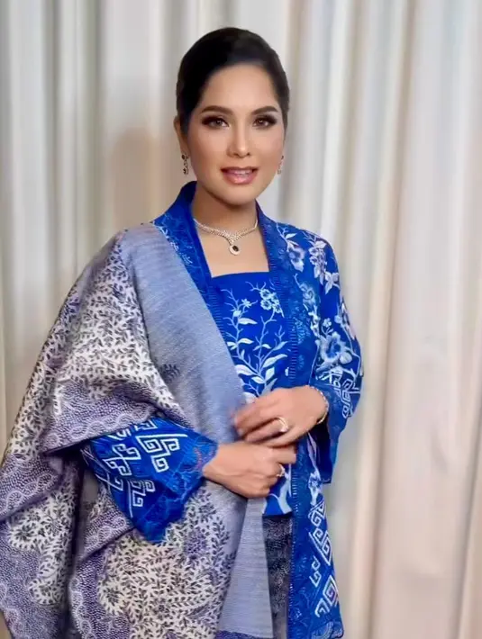 Gaya berkebaya lainnya yang tak kalah memesona. Kali ini, Annisa tampil elegan dibalut kebaya kutubaru motif batik warna biru dan kain songket. [@barry_irawan]