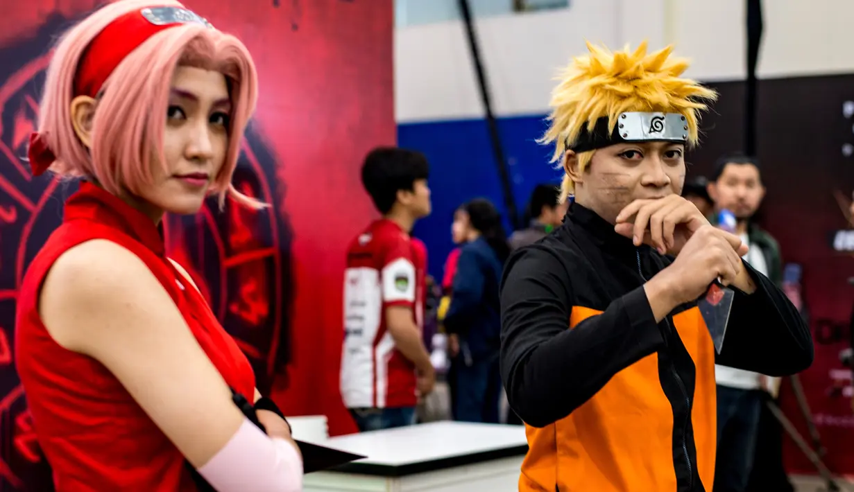 Pengunjung mengenakan kostum Naruto dan Sakura di Festival Pop Culture Popcon Asia 2018 di BSD, Tangerang Selatan, Sabtu (22/9). (AFP PHOTO / BAY ISMOYO)