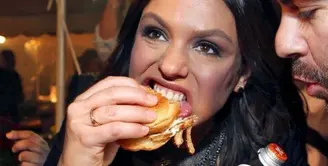 Duh, Rachel Ray ketangkap lahap banget nih makannya! Liat deh ekspresi kocaknya! (foodvixennyc.wordpress.com)