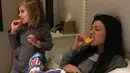 Kourtney Kardashian tak segan untuk makan snack malam-malam demi menghabiskan waktu bareng sang anak nih! (instagram/kourtneykardash)