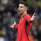 Pemain Portugal, Cristiano Ronaldo, tampak kecewa saat laga melawan Slovenia pada laga persahabatan di Stadion Stozice, Ljubljana, Rabu (27/3/2024). (AP Photo/Darko Bandic)