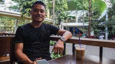 Gelandang Persib Bandung, Dedi Kusnandar, menikmati kopi sore di Ciwalk, Jawa Barat, Sabtu (7/1/2017). Mantan gelandang Sabah FC itu menikmati kopi sambil berbincang-bincang dengan kru Bola.com. (Bola.com/Vitalis Yogi Trisna)